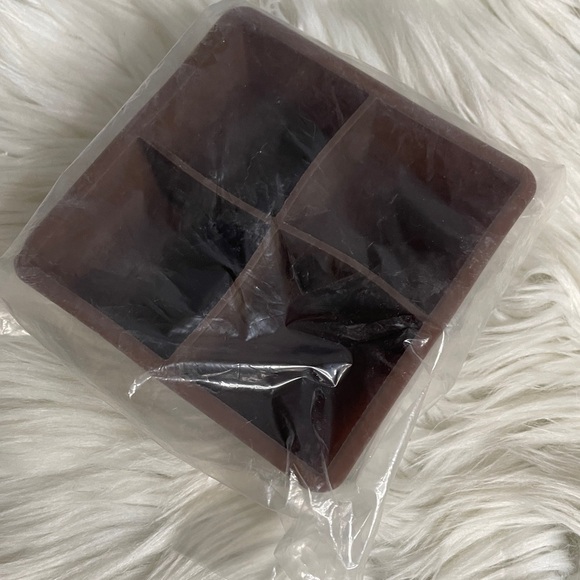 WOODFORD Reserve brand new 4 bourbon ice cube silicone tray - Picture 1 of 4